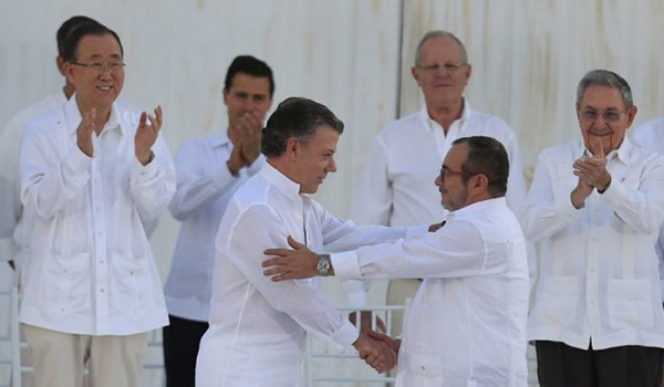Go to SWI: Why Colombia’s Peace Plebiscite Failed Signing Colombian peace agreement