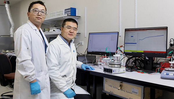 PhD student Ruihu Lu (left) and Dr Ziyung Wang