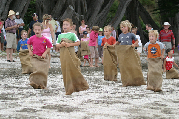 Mahurangi Regatta sack race, 2006, Scotts Landing