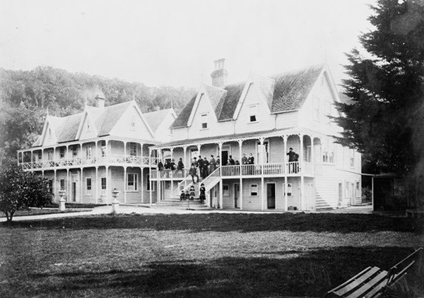 Graham hotels, Waiwera Beach