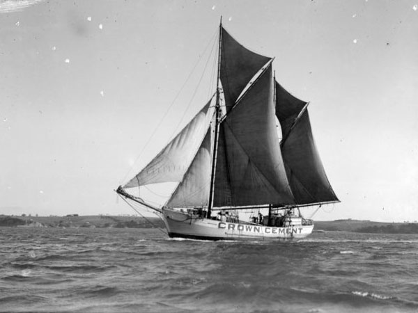 The Endeavour, photograph taken between 1934 and 1943, possibly by James Wilkinson