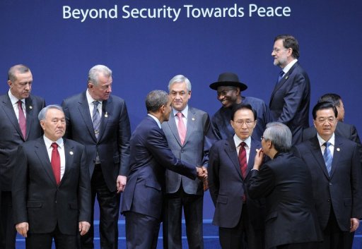 Goodluck Jonathan and Barack Obama shake hands, 27.03.2012