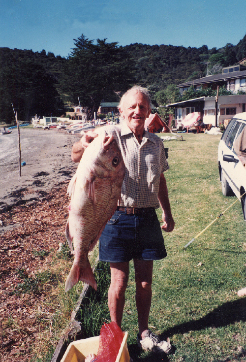 Mont Liggins with prize-winning schnapper