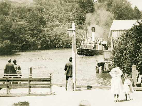 Steamboat Ōrewa approaching the Warkworth wharf