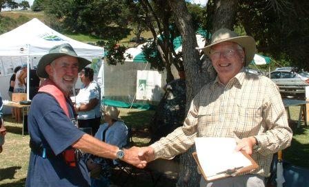 Roger Williams receives prize from Michael Gordon