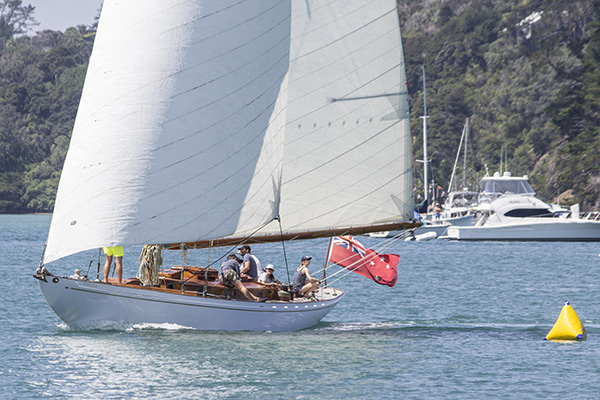 Tawera rounding mark at Scotts Landing