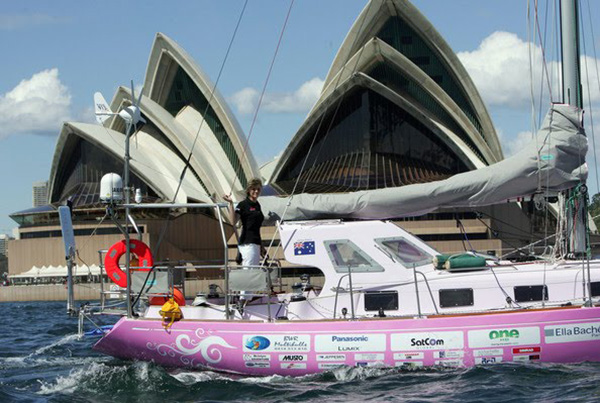 Jessica Watson sets sail