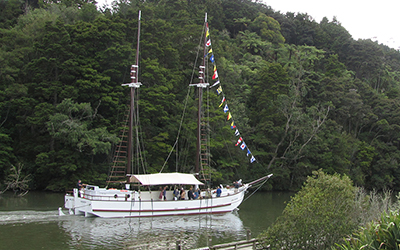 ‘Up the Mahu!’ day-after-the-regatta flotilla