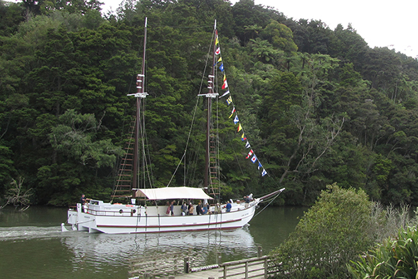 The Jane Gifford heading downriver from Warkworth