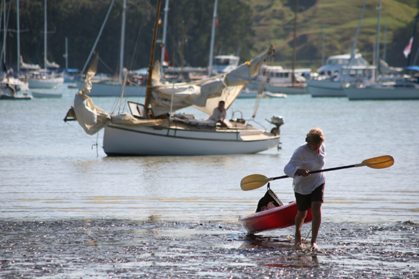 Volunteer Jennifer McGreal arriving from Mahurangi West to join catering corps